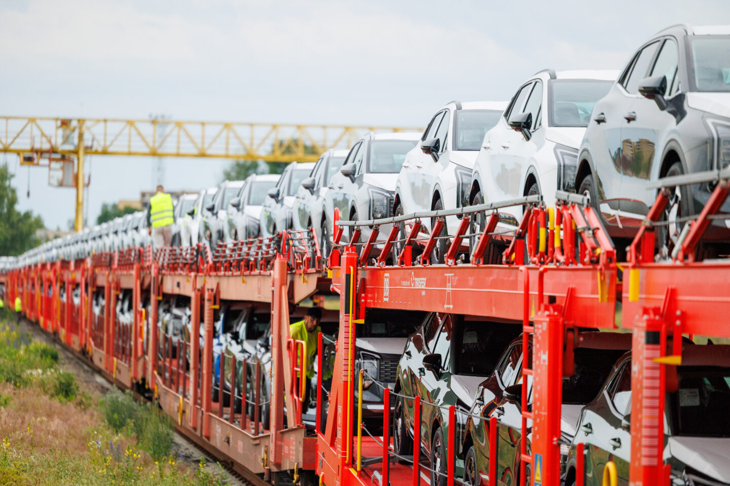 New cars by rail: LTG Cargo Polska transports consignment of new KIA cars